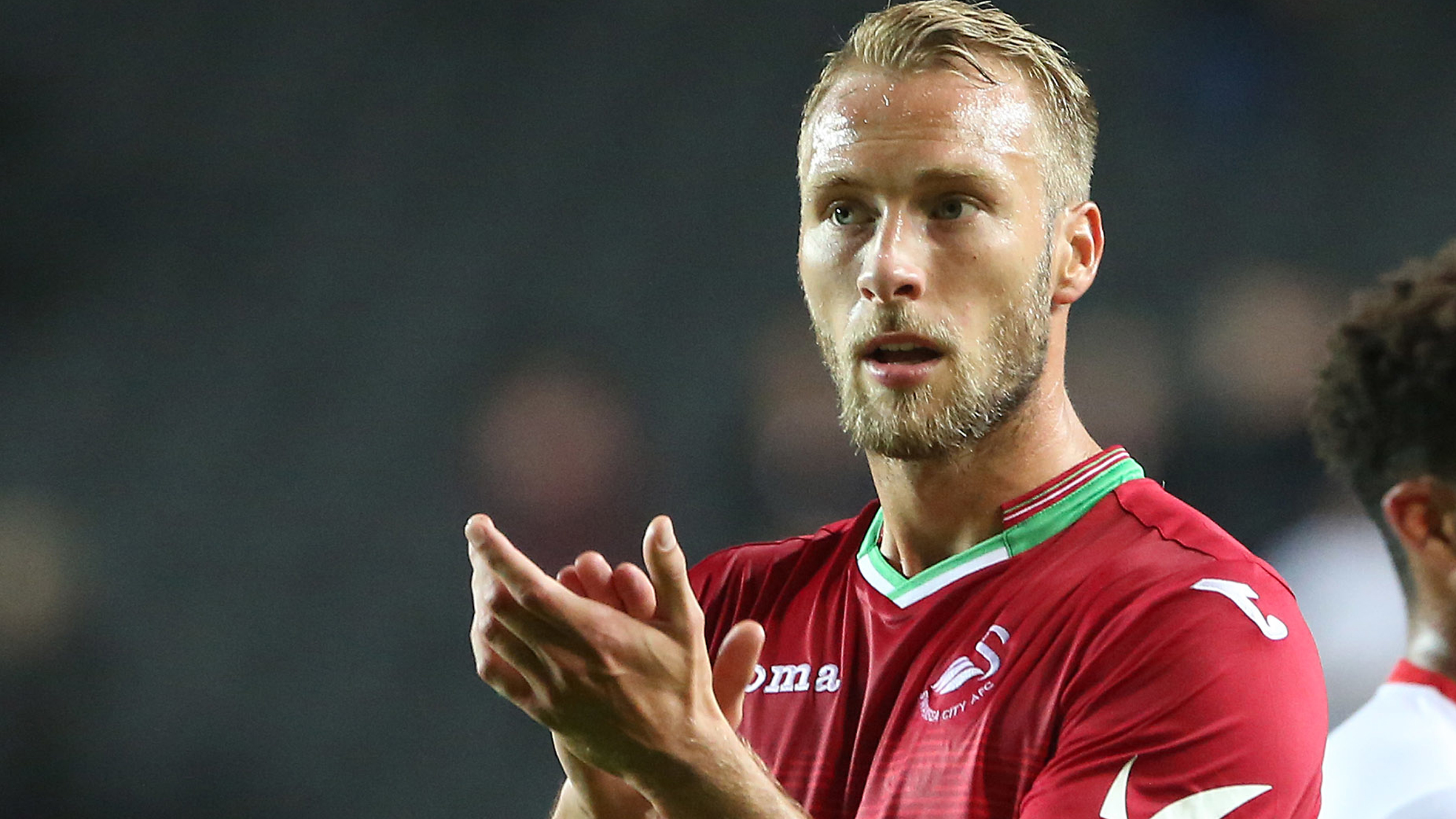 van-der-hoorn-mk-dons-21x9-swansea